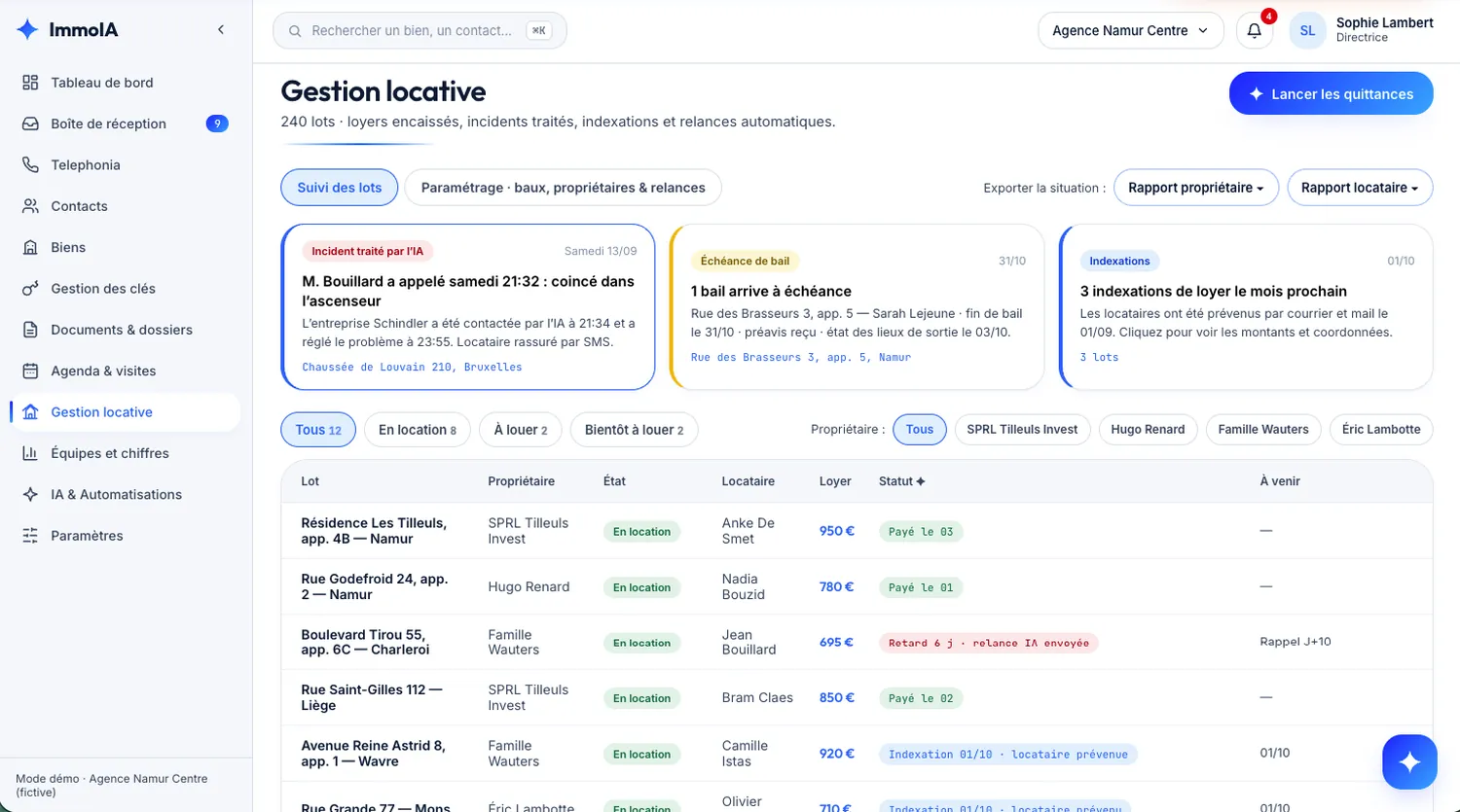 Écran Gestion locative : 240 lots, l'incident d'ascenseur traité par l'IA un samedi à 21:32, un bail arrivant à échéance, trois indexations à venir, et le tableau des lots avec loyers, retards et relances automatiques.